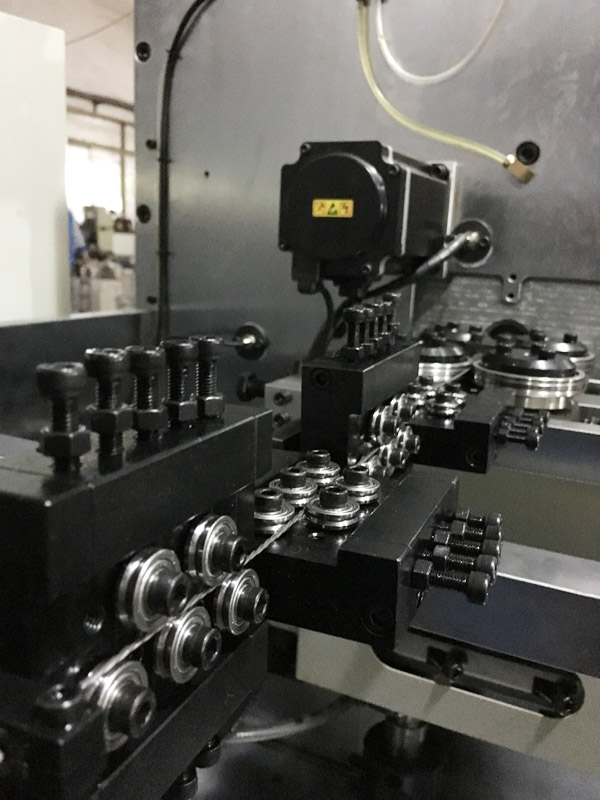 straightening wire feeder